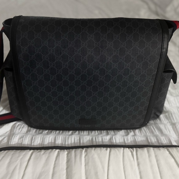 Gucci Kids GG Supreme Baby Messenger Changing Bag - Picture 3 of 11